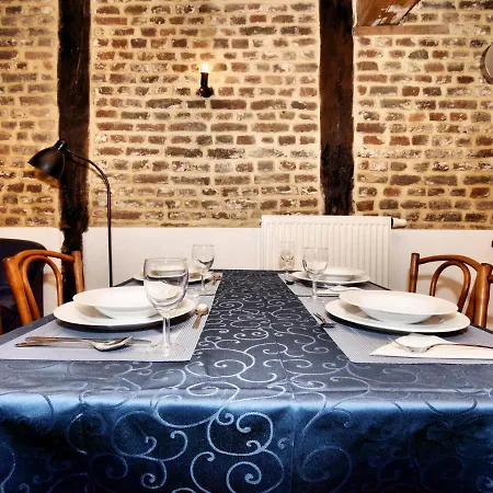 Nice In A Monumental Square Farm Casa vacanze Richelle